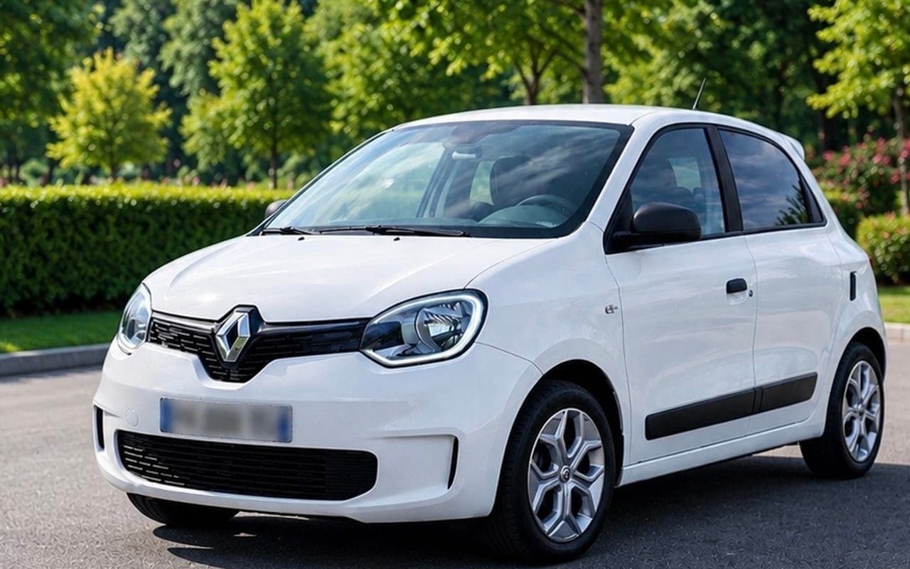 Renault Twingo III essence de la flotte Gare&Drive, stationnée à Roissy-en-France près de l'aéroport Roissy-CDG.